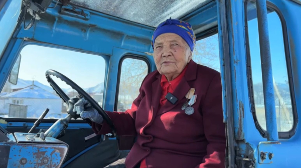 88-летняя Казия Мусина из ВКО водит трактор