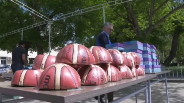 Баскетболистам из детских домов вручили спортивный инвентарь и экипировку