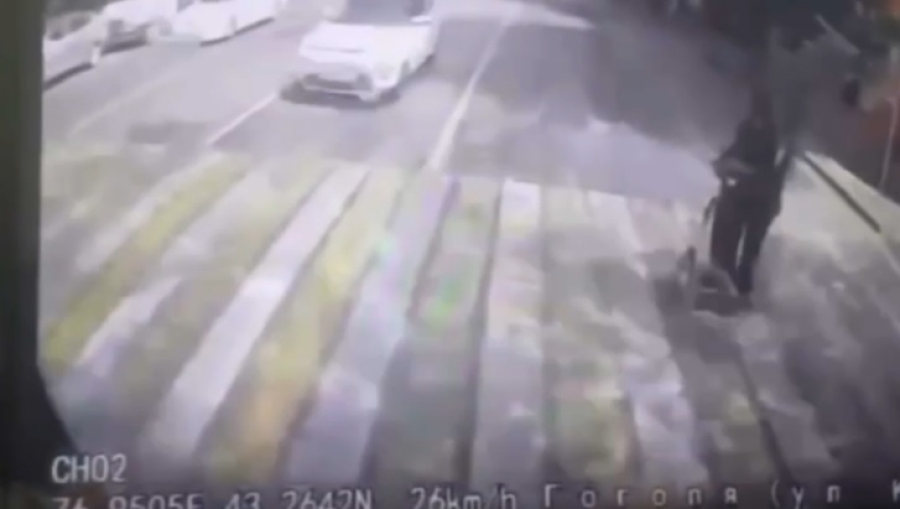 Автобус сбил двух девушек на самокате: появилось видео ДТП