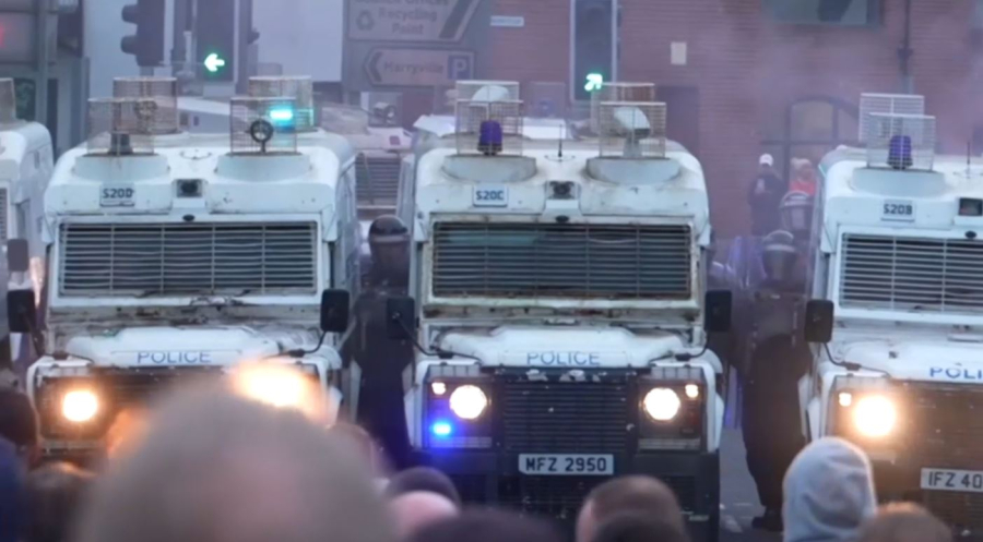 Беспорядки после нападения подростков из Румынии на несовершеннолетнюю продолжаются в Северной Ирландии