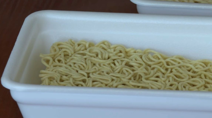 Крупную партию контрафактной лапши изъяли в Шымкенте