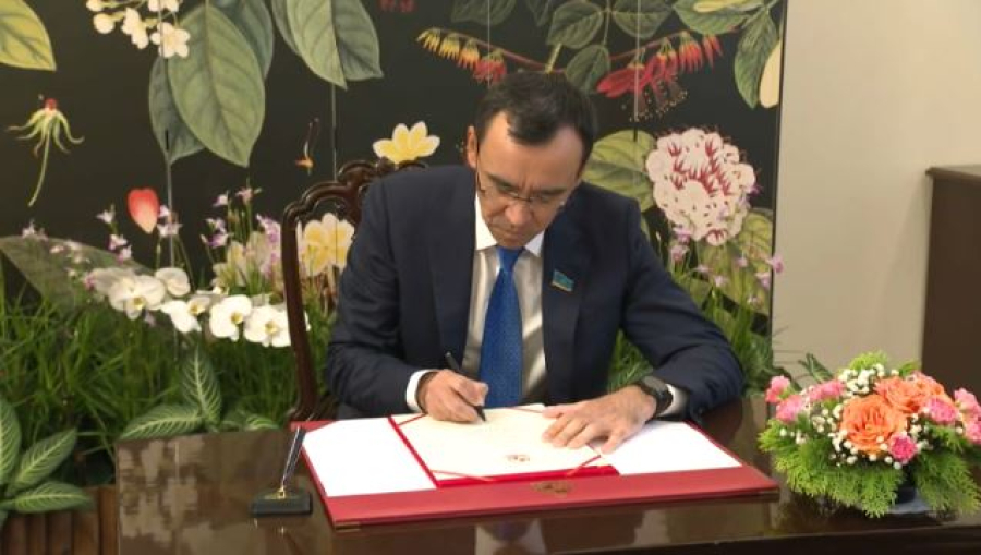 Ашимбаев встретился с президентом и спикером парламента Сингапура