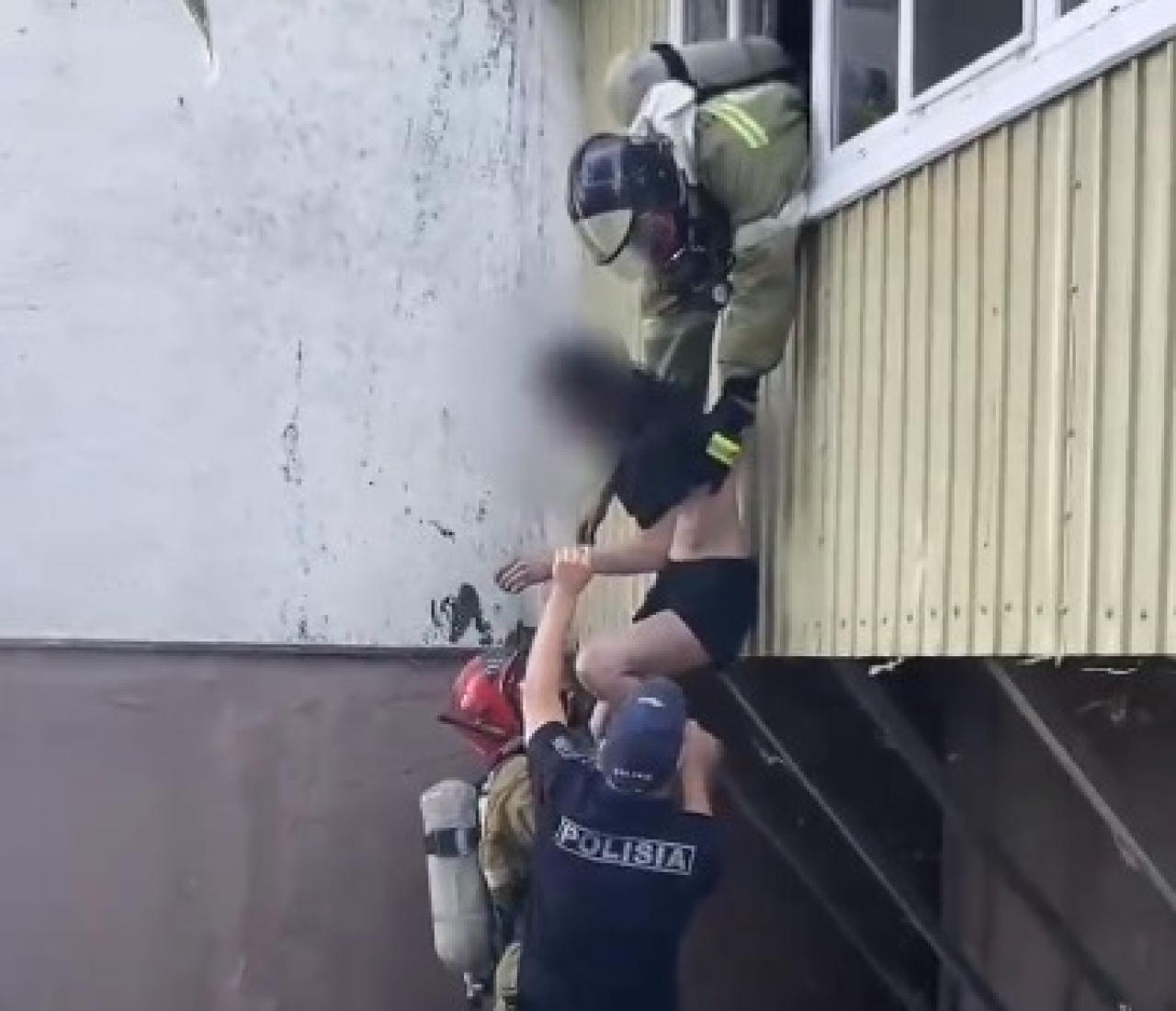 Огнеборцы спасли женщину из горящей квартиры