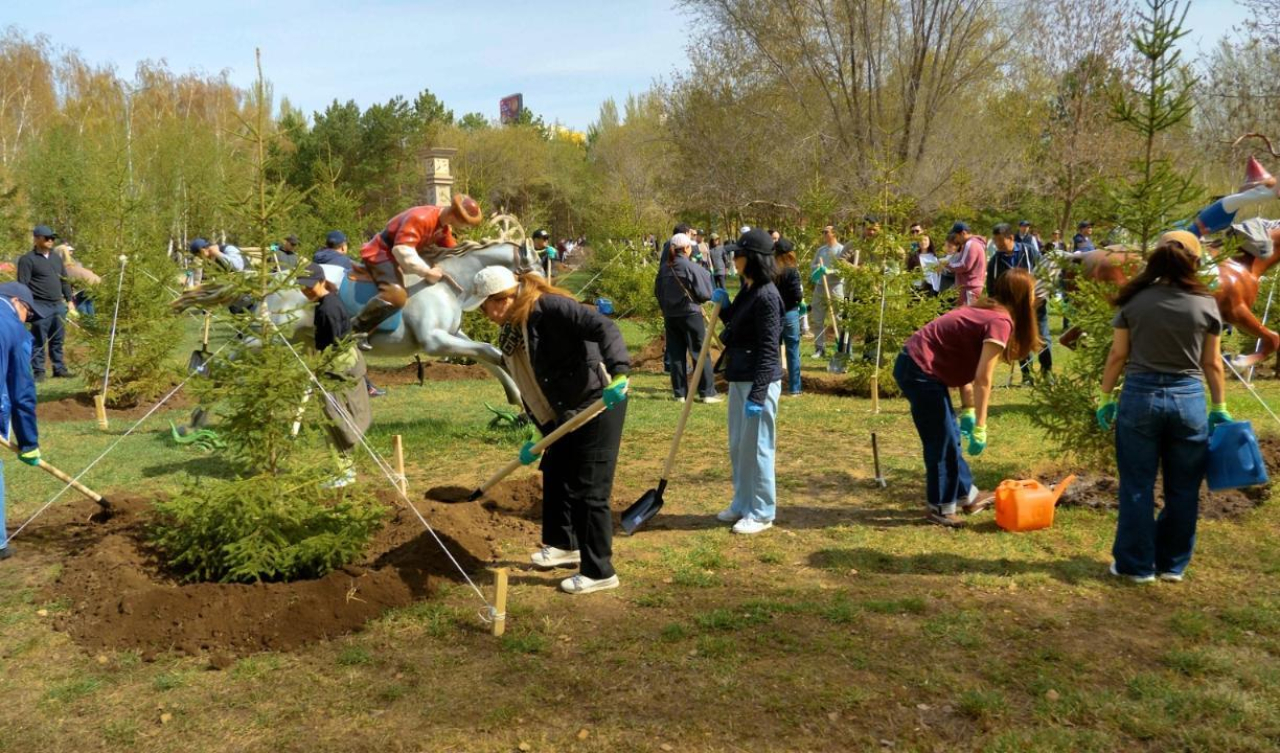 Около 300 деревьев высадили жители столицы в парке Ататюрк