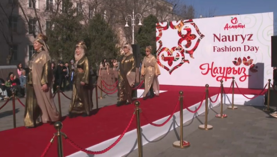 Модный показ ко Дню национальной одежды устроили в Алматы