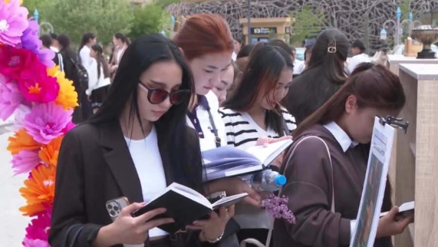 В массовом флешмобе в Туркестане участвовали 500 читателей
