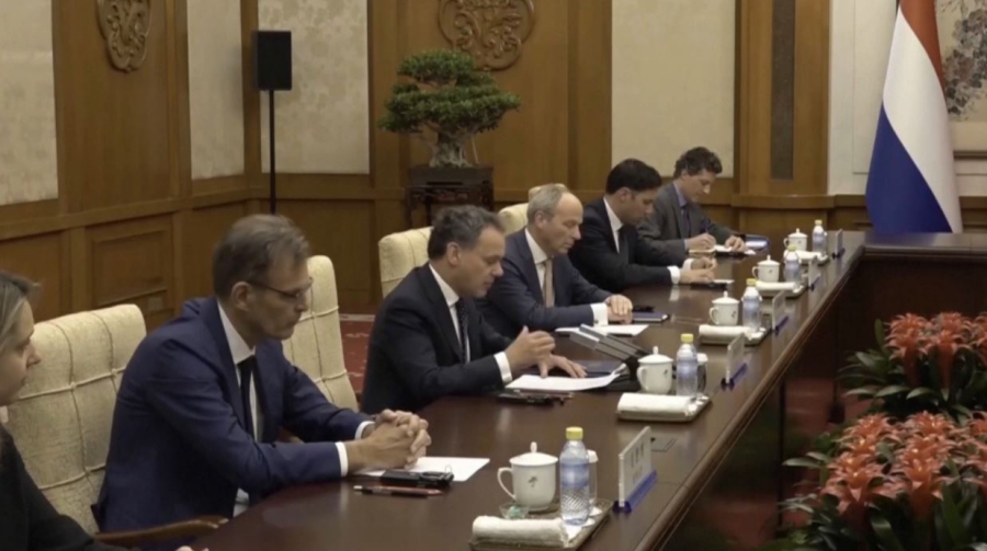 Нидерланд Сыртқы істер министрі отставкаға кетті