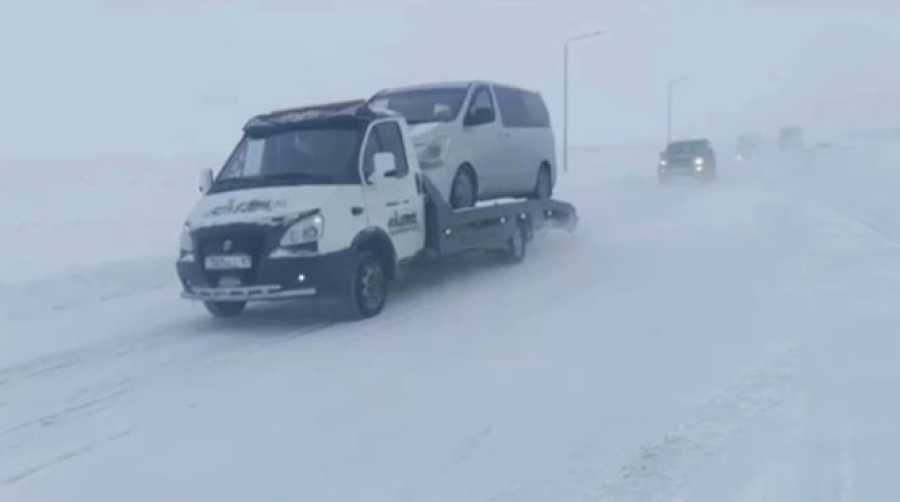 Тысячу автомобилей сопроводили полицейские из-за метели