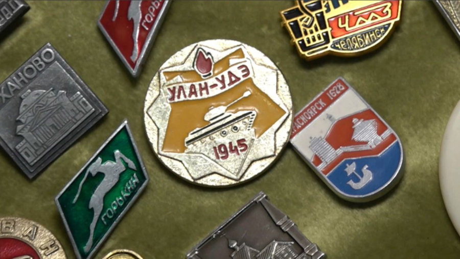 Фотограф-тілші өзі жинаған төсбелгі мен тиыннан шағын музей ашты