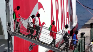 Сотни мигрантов прибывают на Канарские острова