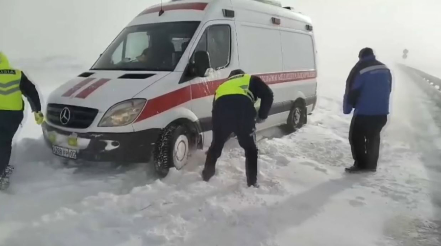 Қарағанды облысында қар құрсауынан 3600 көлік шығарылды