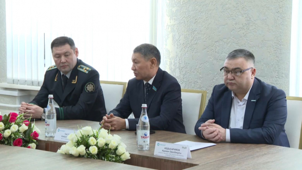 Сенат депутаты семейліктермен кездесті