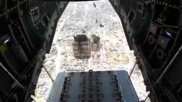 Испания сбросила 26 тонн гумпомощи в сектор Газа