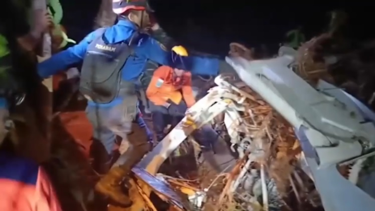 Вертолет разбился в Индонезии, погибли 8 человек