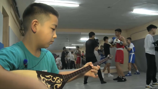 Тренировки по боксу под аккомпанемент домбры проводят детям в Усть-Каменогорске