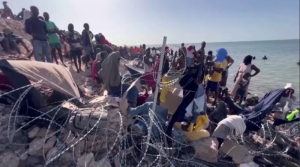Мигранты на границе Ливии и Туниса просят помощи ООН
