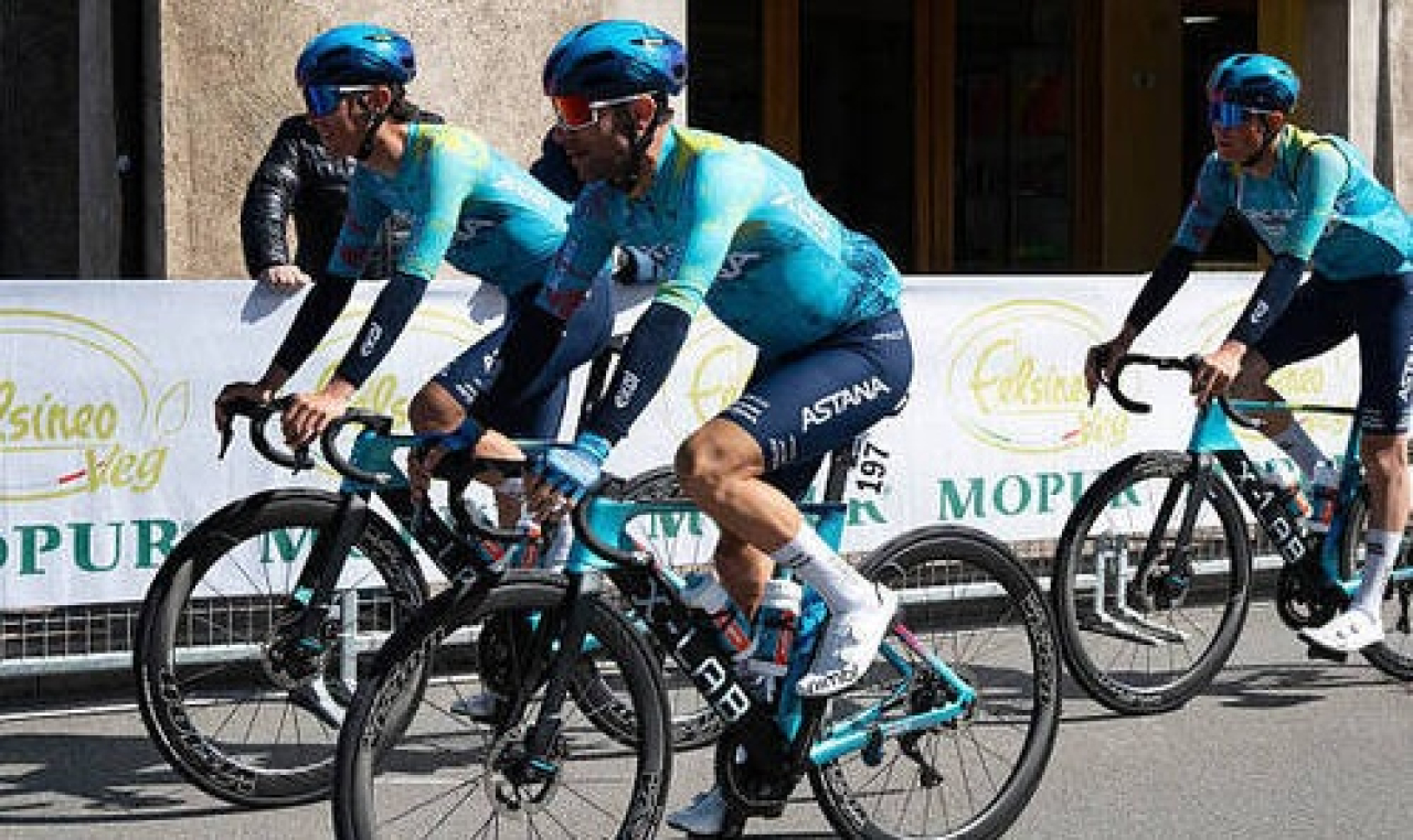 Велогонщик «Астаны» держится в лидерах многодневки в Италии