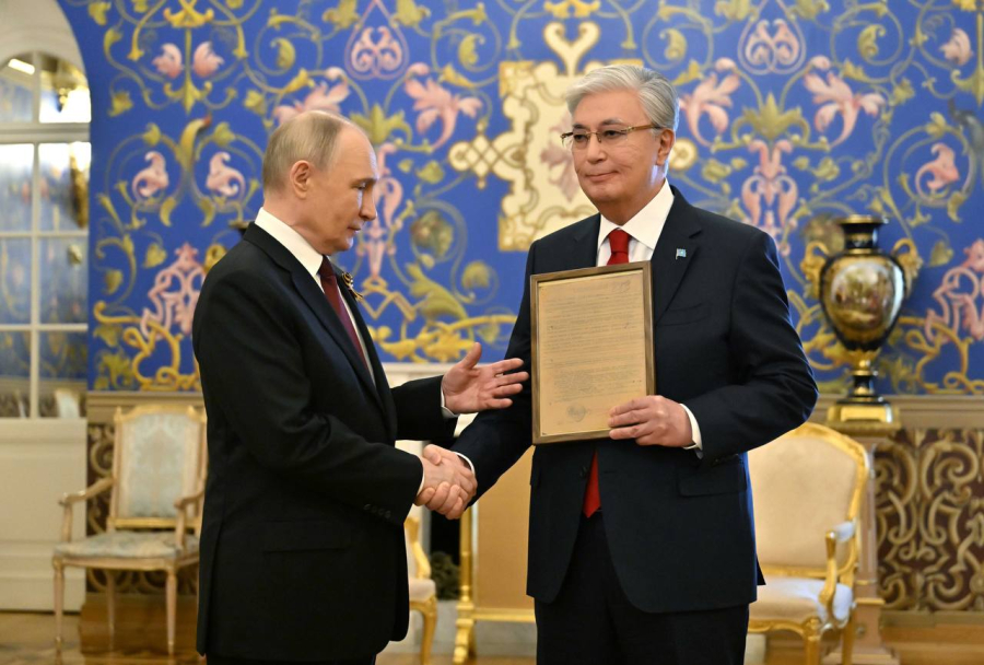 Путин передал Токаеву наградной лист его отца