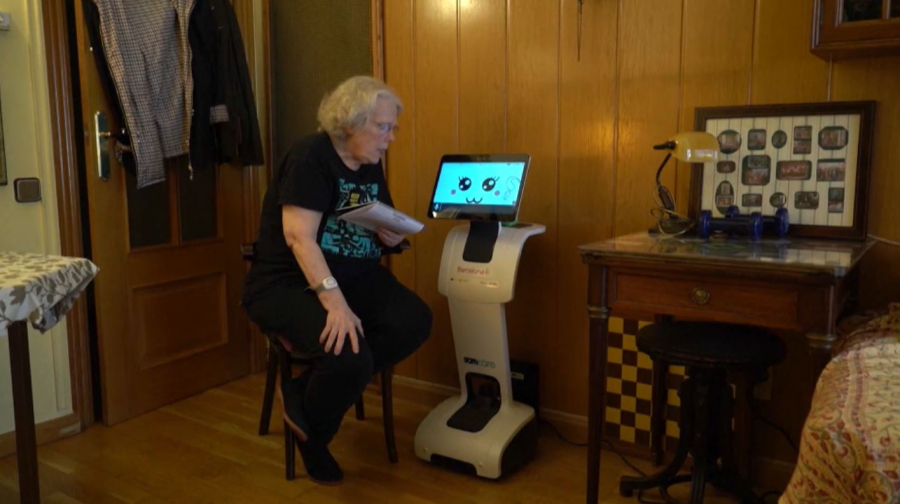 Роботы помогают пожилым людям в Испании