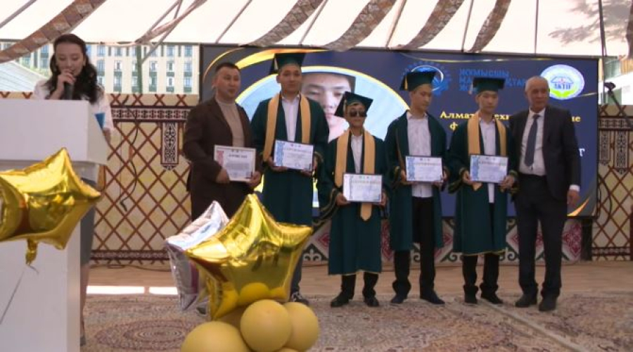 Студентам вручили сертификаты о трудоустройстве в Алматы