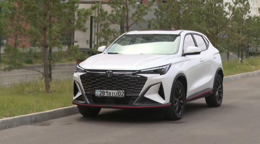 Лучших учителей Казахстана наградили автомобилями