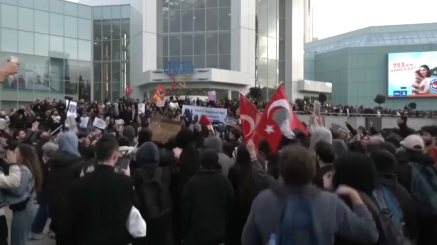 Полиция силой разогнала студенческий митинг в Стамбуле