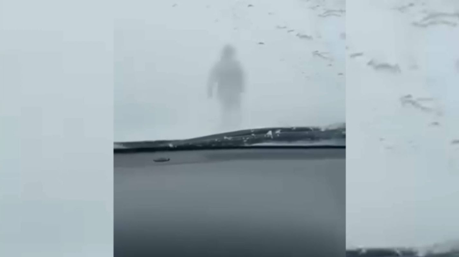 Павлодар облысында мұғалім боранда жаяу жүріп көліктерге жол көрсетті