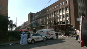 Среди 74 погибших при пожаре в Йоханнесбурге 12 детей