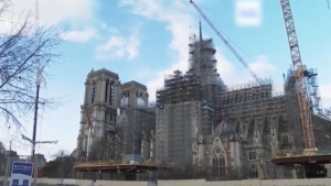 С собора Парижской Богоматери убирают строительные леса