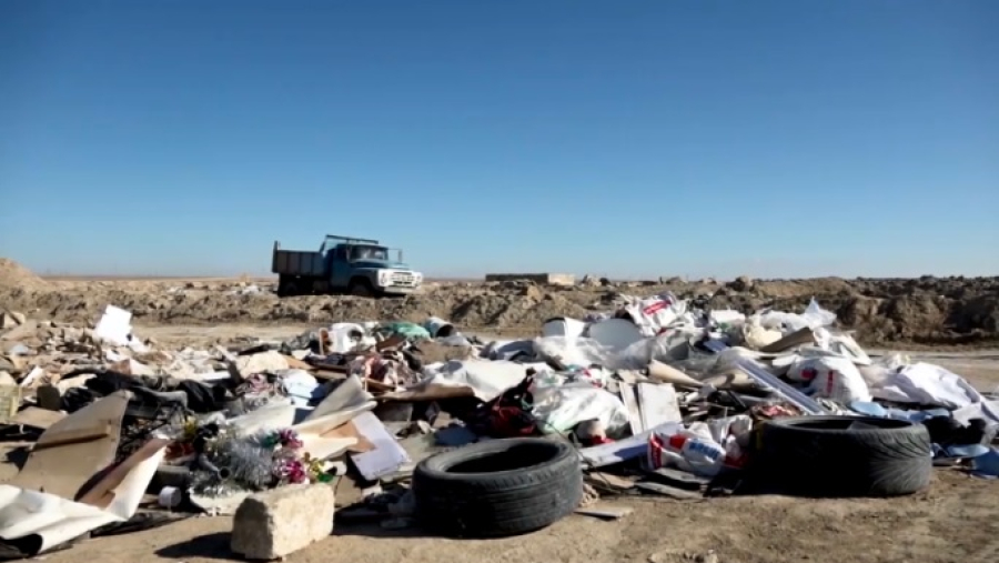 В Актау грузовики сбрасывают мусор вдоль дорог