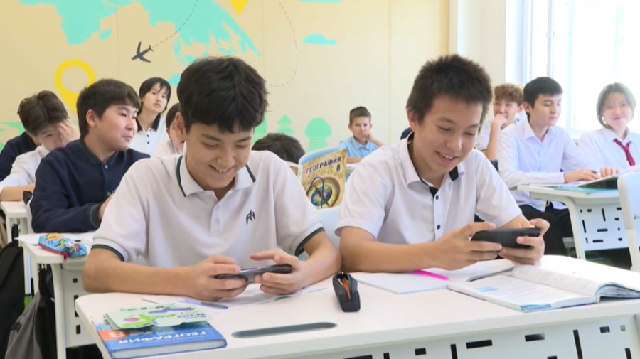 Полный запрет на смартфоны в школах обсуждают в Казахстане