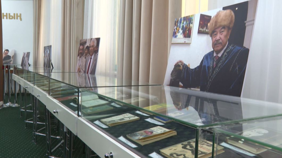 Рукописи Шерхана Муртазы переданы в Национальный архив