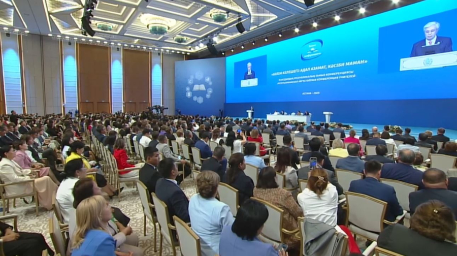 Буллинг, ИИ, защита педагогов: главное с Августовского педсовета