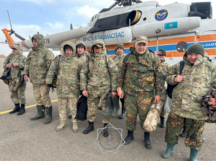 Вертолёты доставляют помощь в зону паводков СКО