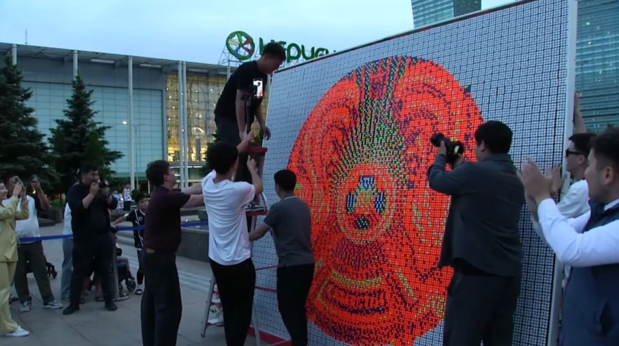 Государственный герб из более трех тысяч кубиков Рубика собрали в Астане