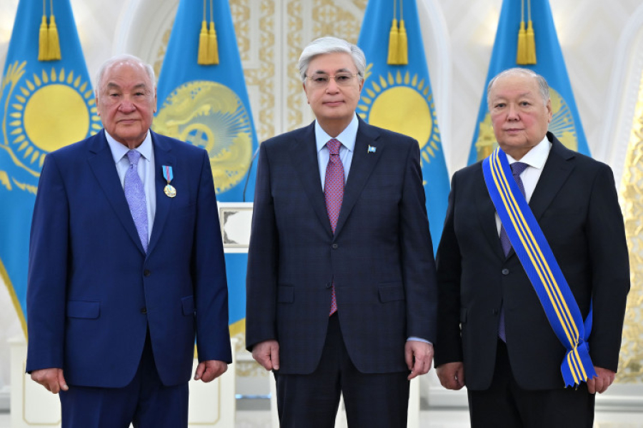 Президент наградил госнаградами Чердабаева и Токпанова