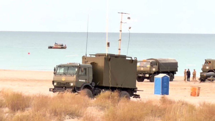 Поиски двух военнослужащих на побережье Каспия продолжаются