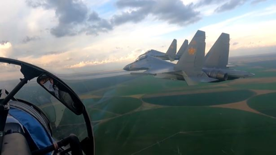 Казахстанские лётчики готовят к параду Победы элементы высшего пилотажа