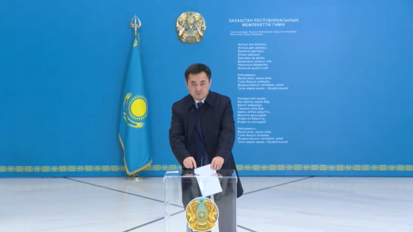 Референдум: Президент әкімшілігінің басшысы Айбек Дәдебай дауыс берді