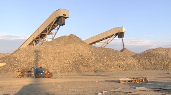 Алтынның үстінде отырған аудан жер астына түсіп кетеміз бе деп алаңдайды