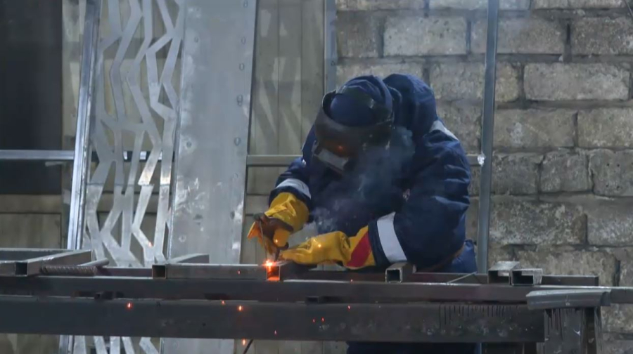 Қызылордалық шебер темірден түйін түйеді