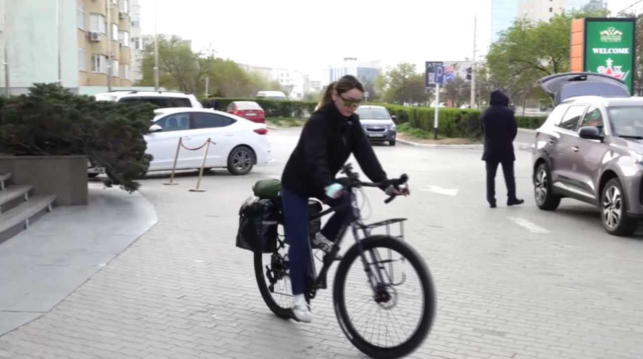 Қандасымыз Қазақстанды велосипедпен шарлап жүр