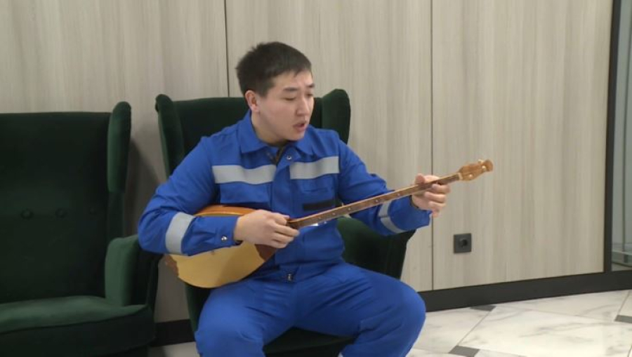 Қарағандылық слесарь әріптестерін әнімен жадыратып жүр