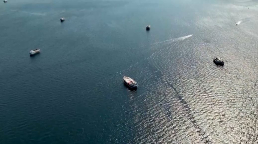 Нефтяной танкер подорвался на мине в Ормузе