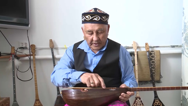 Ремесленники из Актобе рассказали о тонкостях изготовления домбры