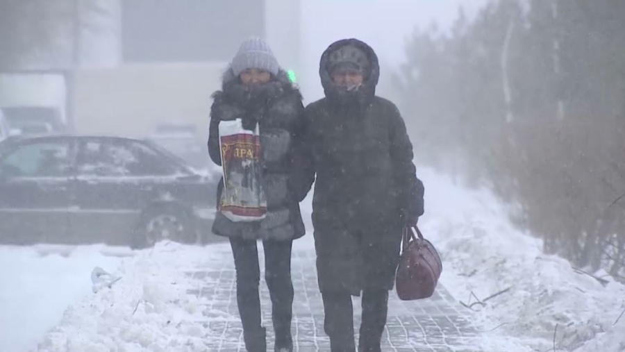 Ауа райы: арқада қар борап тұр