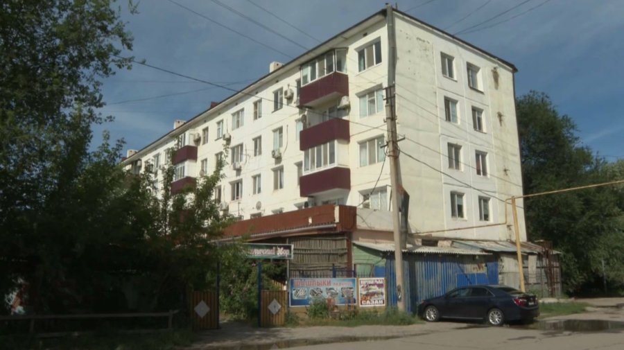 Атыраудағы үйдің тұрғындарын жапсарлас салынған нысан алаңдатып отыр