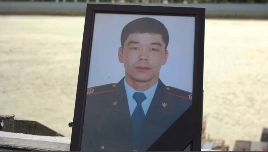 Атыраулық полицейлер адам құтқару кезінде қаза тапқан әріптесінің рухына тағзым етті