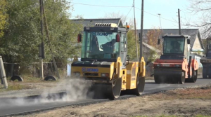 Абай облысында 30 жыл жөндеу көрмеген жолға асфальт төселіп жатыр