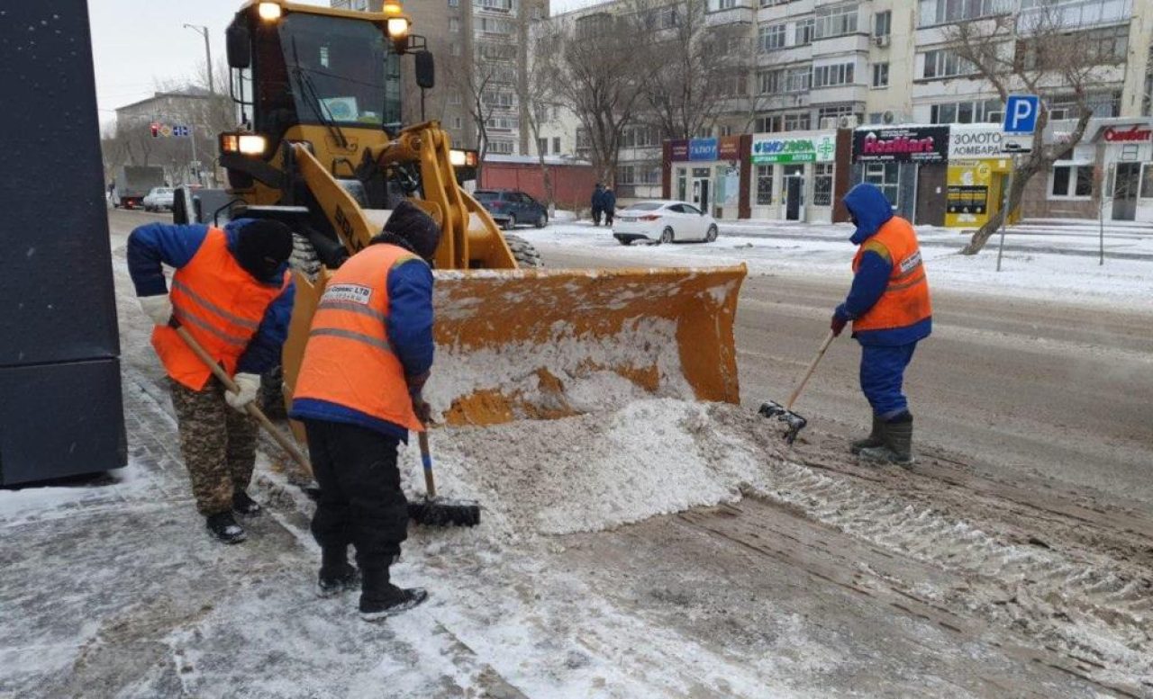 Свыше 2 800 дорожных рабочих вышли на уборку снега в Астане